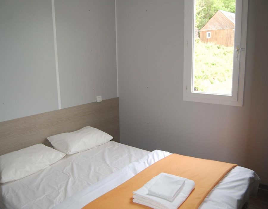 camping-val-de-saures-chalet-interieur-chambre
