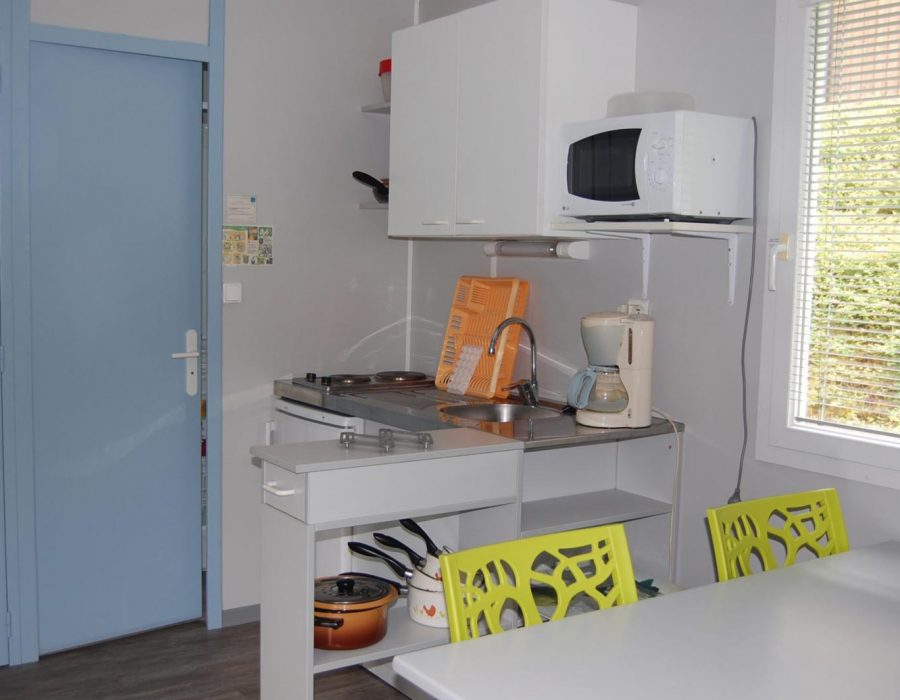 camping-val-de-saures-chalet-interieur-cuisine-2