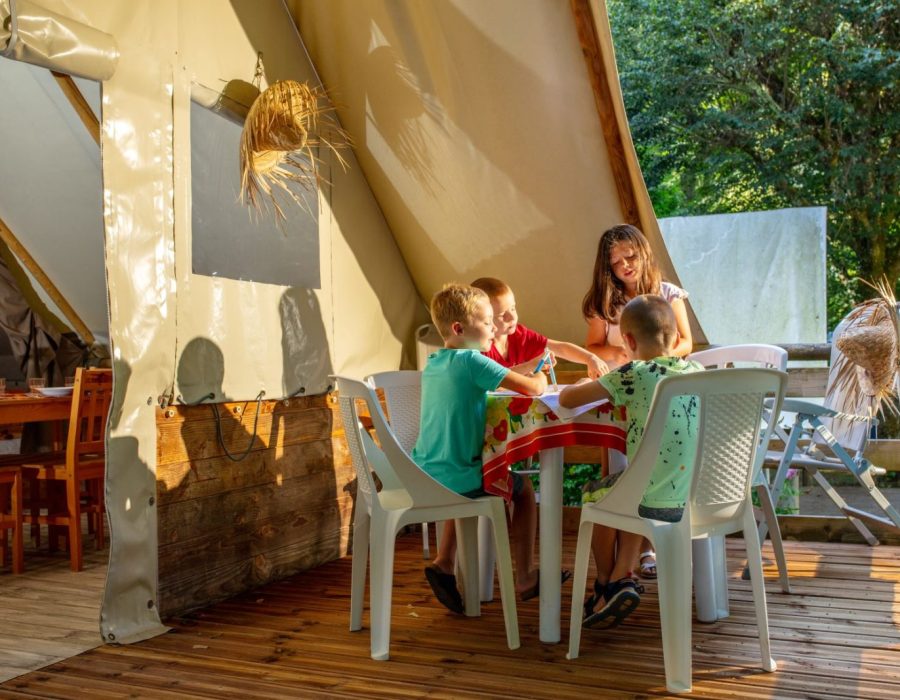 A23_1495-Camping le Val de Saures - Entraygues sur Truyère - Photo Herve Leclair Algodia- algodia tente1