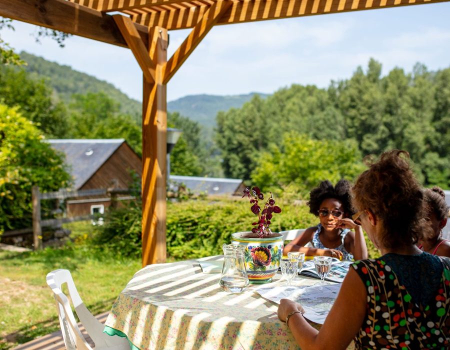 A23_1603-Camping le Val de Saures - Entraygues sur Truyère - Photo Herve Leclair Algodia-terrasse chalet Light